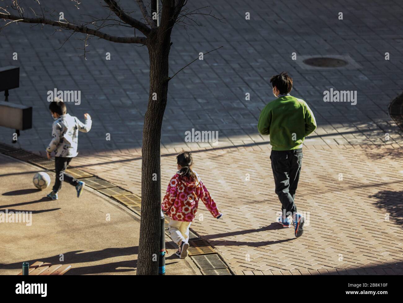 (200322) -- PECHINO, 22 marzo 2020 (Xinhua) -- residenti fare esercizio all'aperto presso l'area pubblica di un composto residenziale nel distretto di Xicheng di Pechino, capitale della Cina, 13 marzo 2020. (Xinhua/LAN Hongguang) Foto Stock