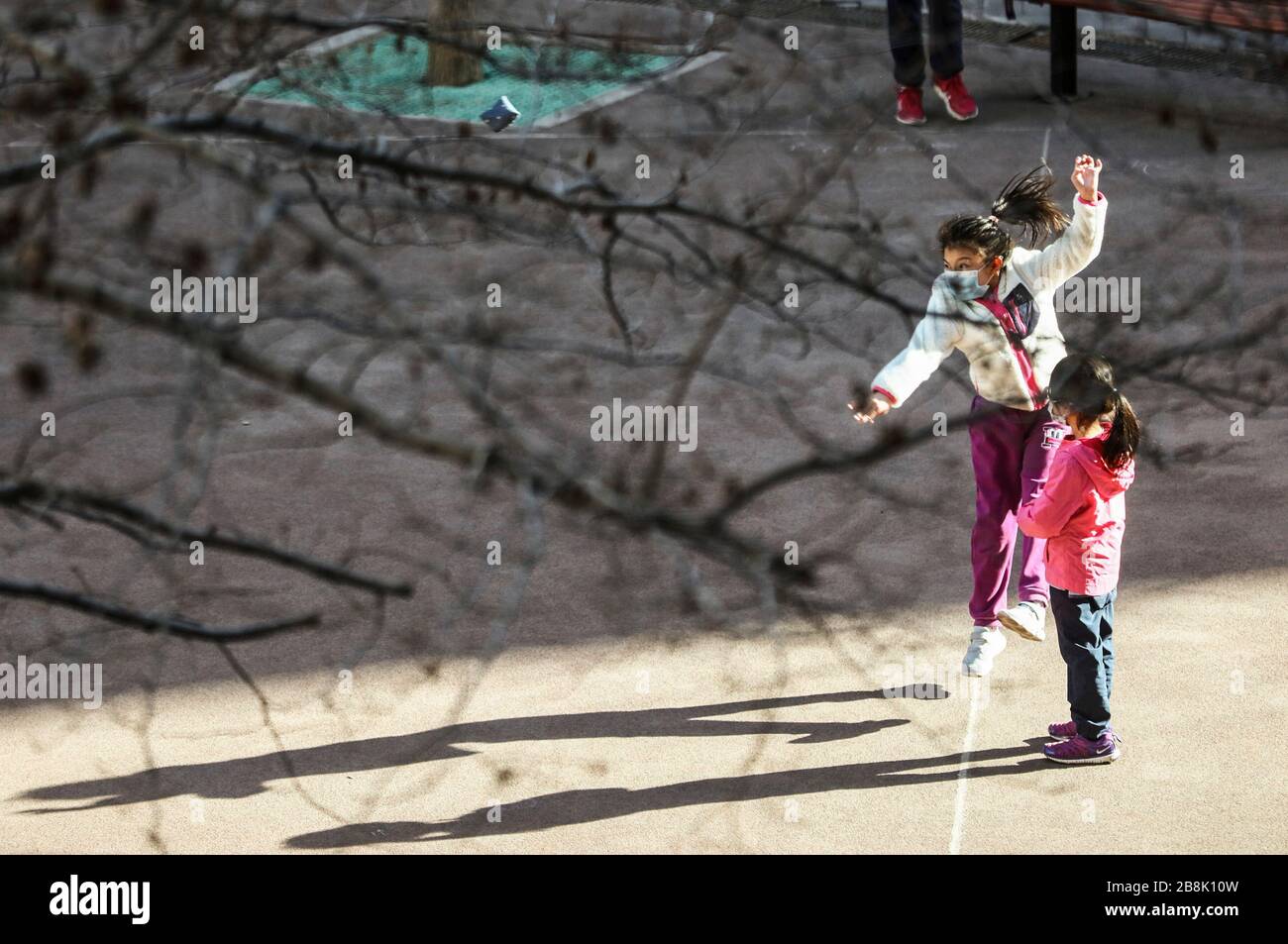 (200322) -- PECHINO, 22 marzo 2020 (Xinhua) -- residenti fare esercizio all'aperto presso l'area pubblica di un composto residenziale nel distretto di Xicheng di Pechino, capitale della Cina, 15 marzo 2020. (Xinhua/LAN Hongguang) Foto Stock