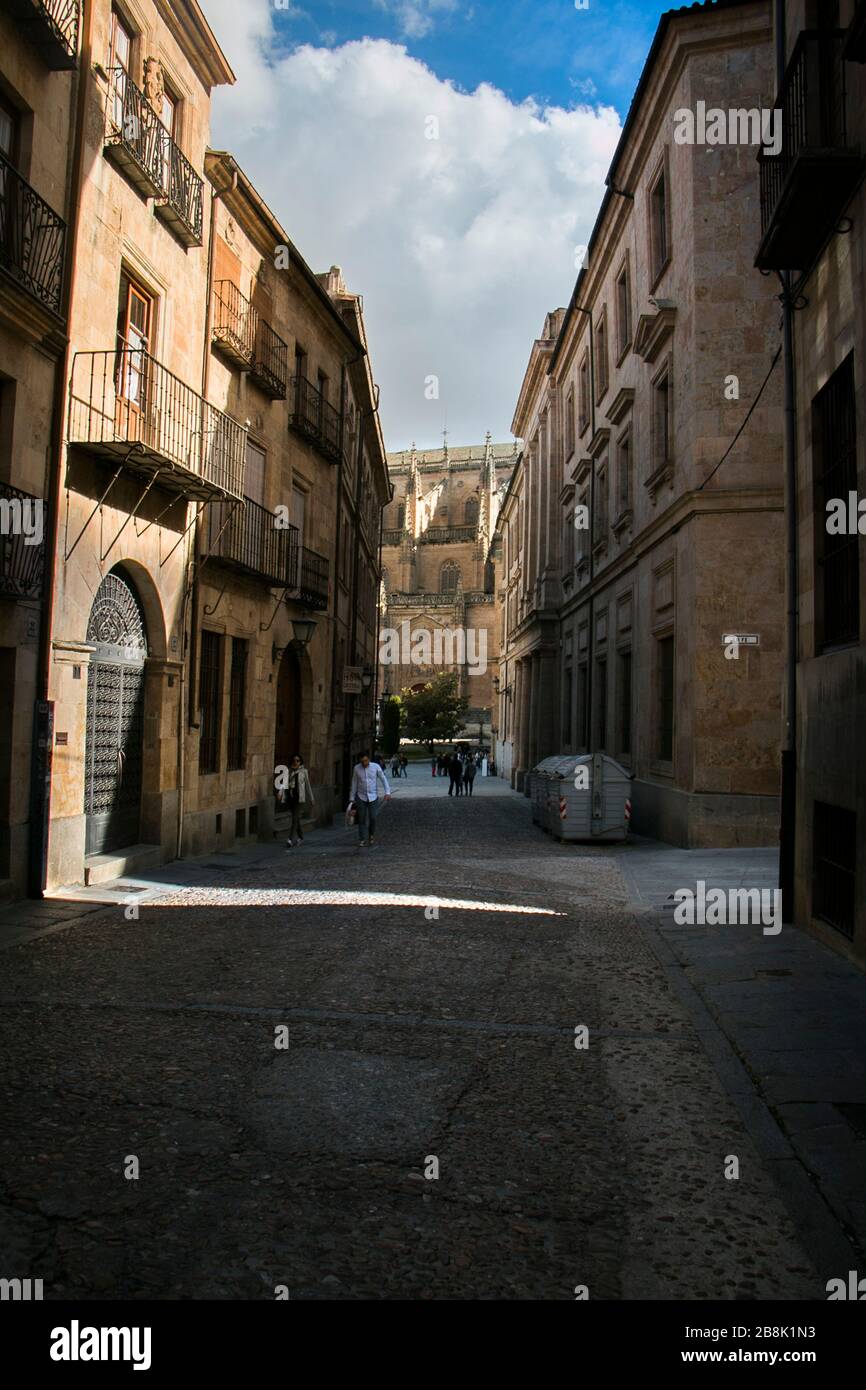 strada in un vecchio quartiere di una città di Salamanca. Foto Stock