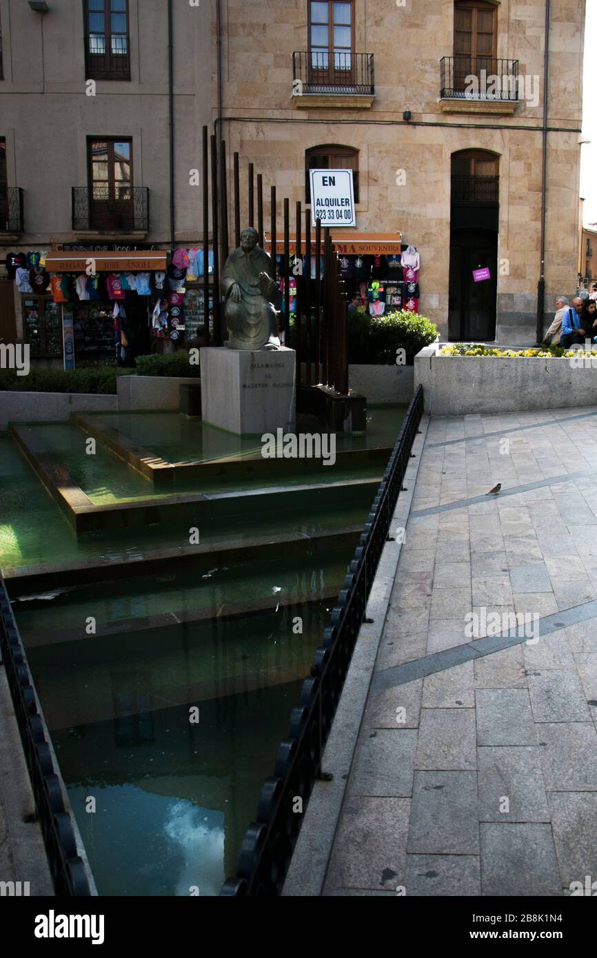 Angolo di una vecchia città spagnola con architettura moderna e una laguna Foto Stock