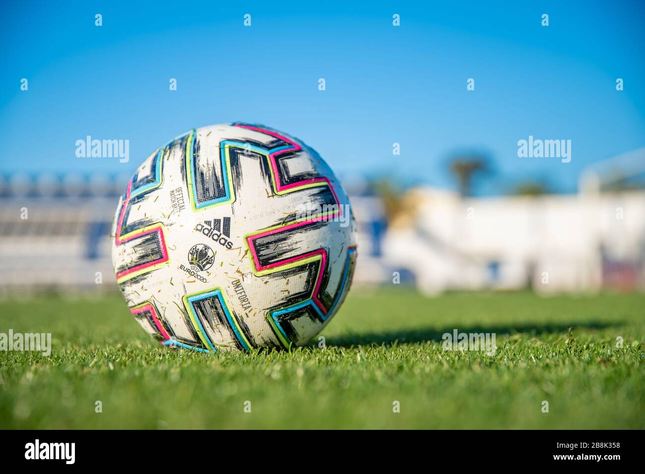 Marbella, Spagna - 16 gennaio 2020: Palla con il logo adidas sul campo di calcio Foto Stock