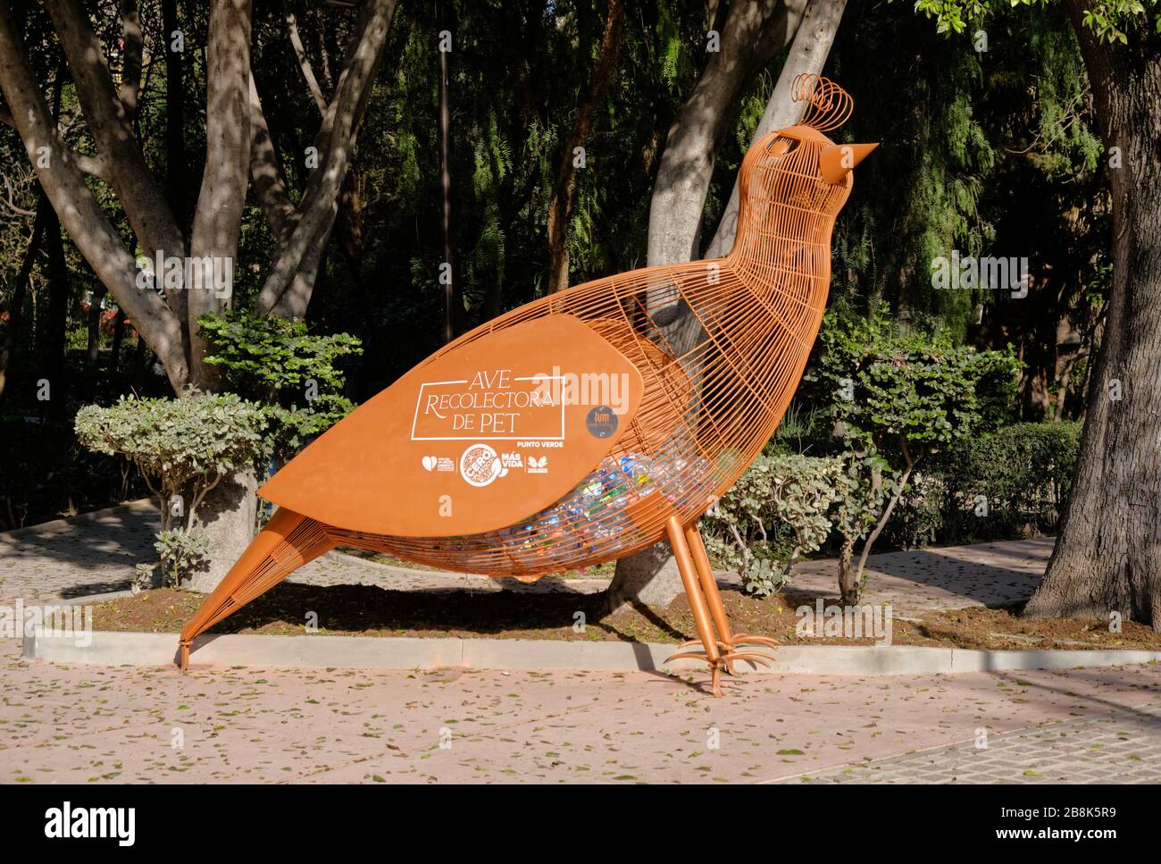 Contenitore per la raccolta di bottiglie in plastica PET a forma di uccello grande, a Park. San Miguel de Allende, Messico. Foto Stock
