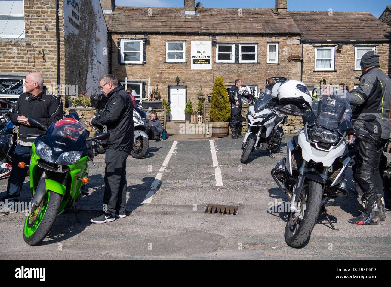 Hawes, North Yorkshire, Regno Unito. 22nd Mar 2020. Hawes a Wensleydale, North Yorkshire era traboccante di visitatori, molti dei quali motociclisti da tutto il nord dell'Inghilterra, ignorando i consigli del governo di rimanere a casa durante l'epidemia di Covid-19, e sollevando tensioni con la comunità rurale isolata locale. Credit: Wayne HUTCHINSON/Alamy Live News Foto Stock