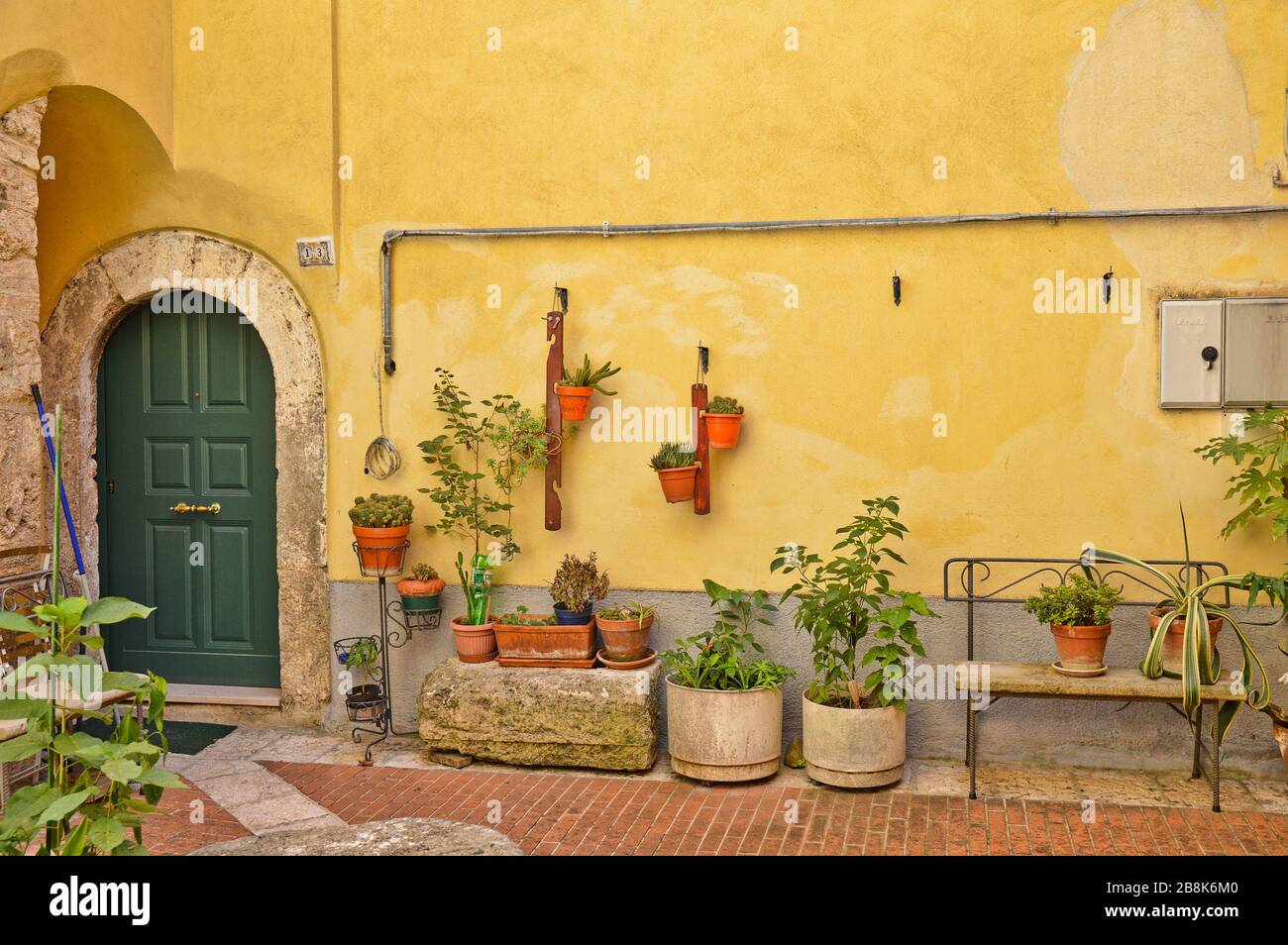 La porta d'ingresso di una casa nel centro storico di Isernia Foto Stock