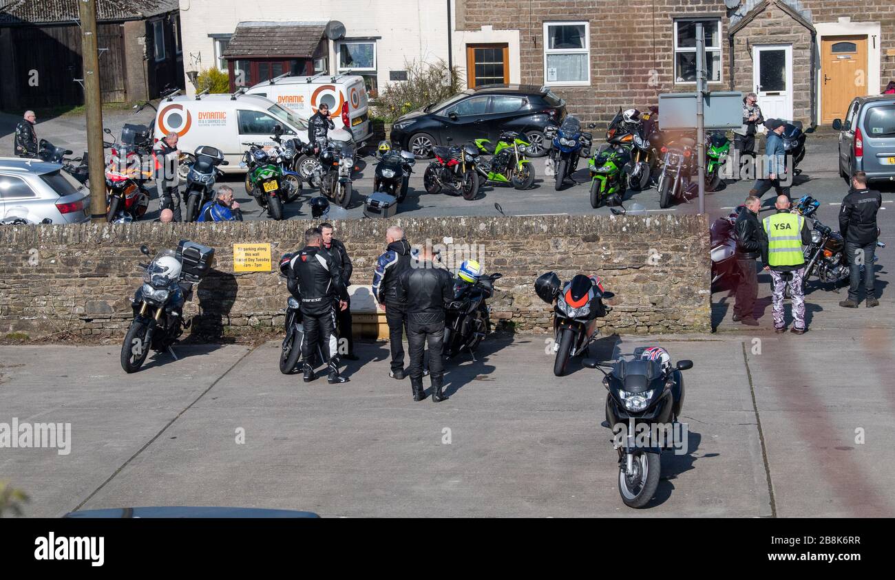 Hawes, North Yorkshire, Regno Unito. 22nd Mar 2020. Hawes a Wensleydale, North Yorkshire era traboccante di visitatori, molti dei quali motociclisti da tutto il nord dell'Inghilterra, ignorando i consigli del governo di rimanere a casa durante l'epidemia di Covid-19, e sollevando tensioni con la comunità rurale isolata locale. Credit: Wayne HUTCHINSON/Alamy Live News Foto Stock