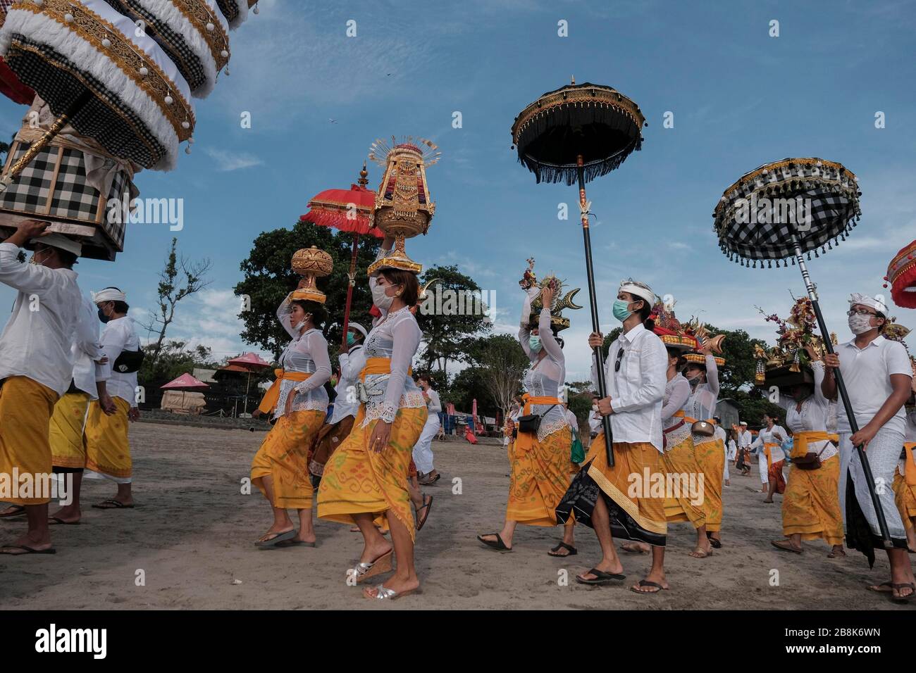 Bali, Indonesia. 22 marzo 2020. La gente porta varie offerte durante il rituale di Melasti a Bali, Indonesia, 22 marzo 2020. Credit: Agoes Rudianto/Xinhua/Alamy Live News Foto Stock