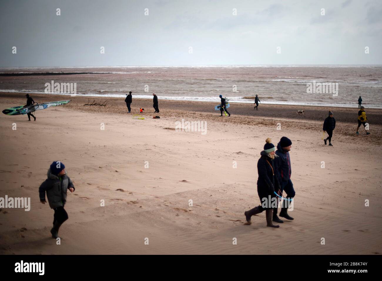 Escursionisti e kite surfers a Exmouth Beach, nonostante il governo che consiglia al pubblico di ridurre l'interazione sociale a causa dell'epidemia di coronovirus. Data foto: Domenica 22 marzo 2020. Il credito per le foto deve essere: Victoria Jones/PA Wire Foto Stock