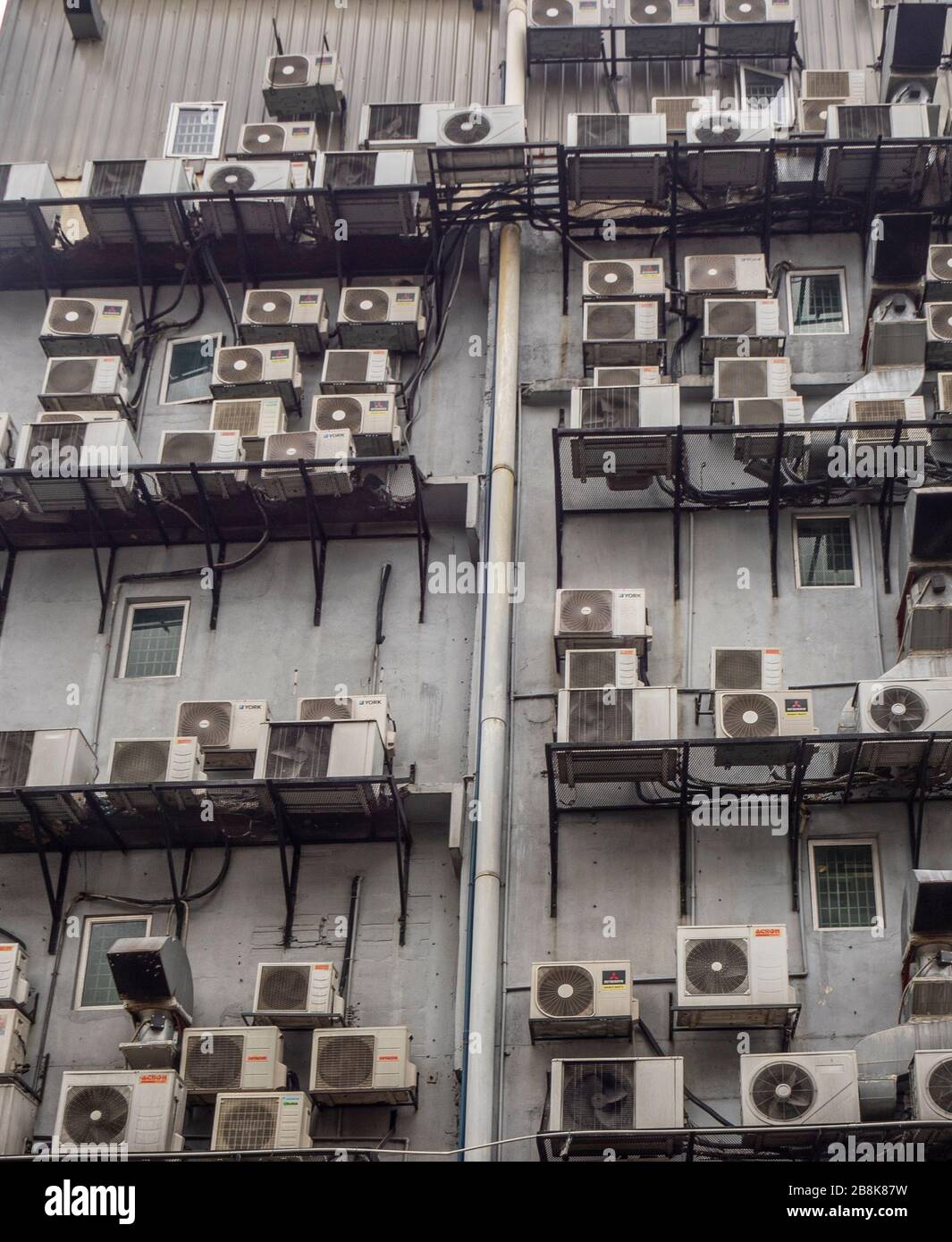 Unità di condensatore di condizionatori d'aria a sistema diviso sulla parete esterna dell'edificio a Kuala Lumpur, Malesia. Foto Stock