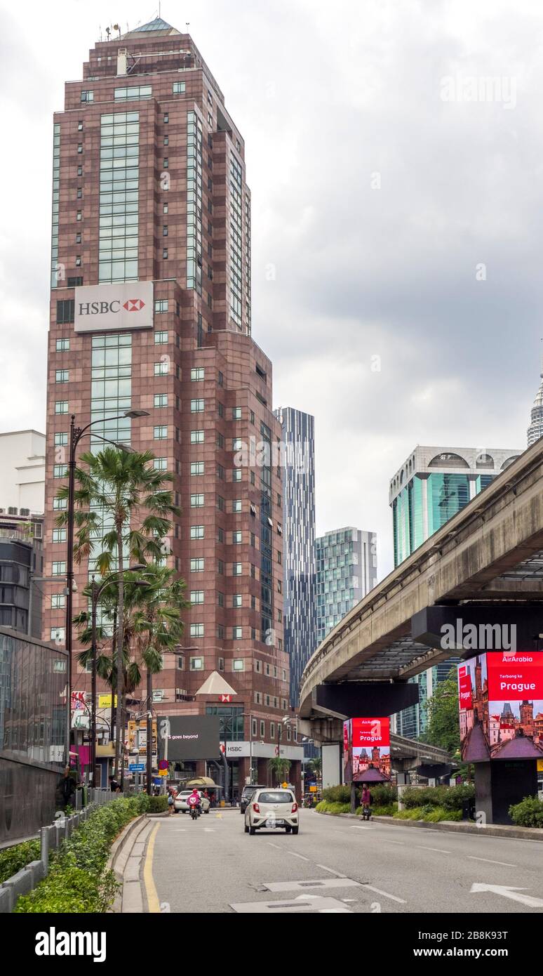 HSBC Bukit Bintang Branch torre su Jalan Sultan Ismail e sopraelevata KL Monorail Line Kuala Lumpur Malesia. Foto Stock
