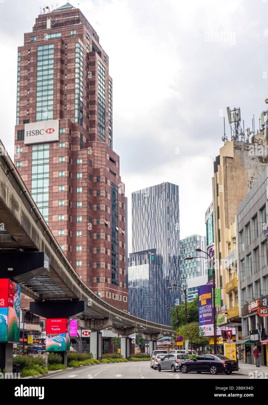 HSBC Bukit Bintang Branch torre su Jalan Sultan Ismail e sopraelevata KL Monorail Line Kuala Lumpur Malesia. Foto Stock