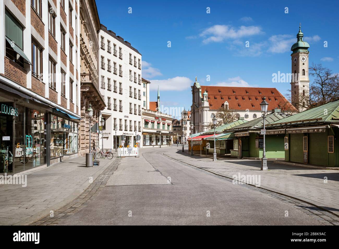 Baviera-Monaco-Germania, 22. März 2020: Strade vuote al Viktualienmarkt di Monaco a causa della chiusura a causa del virus corona Foto Stock
