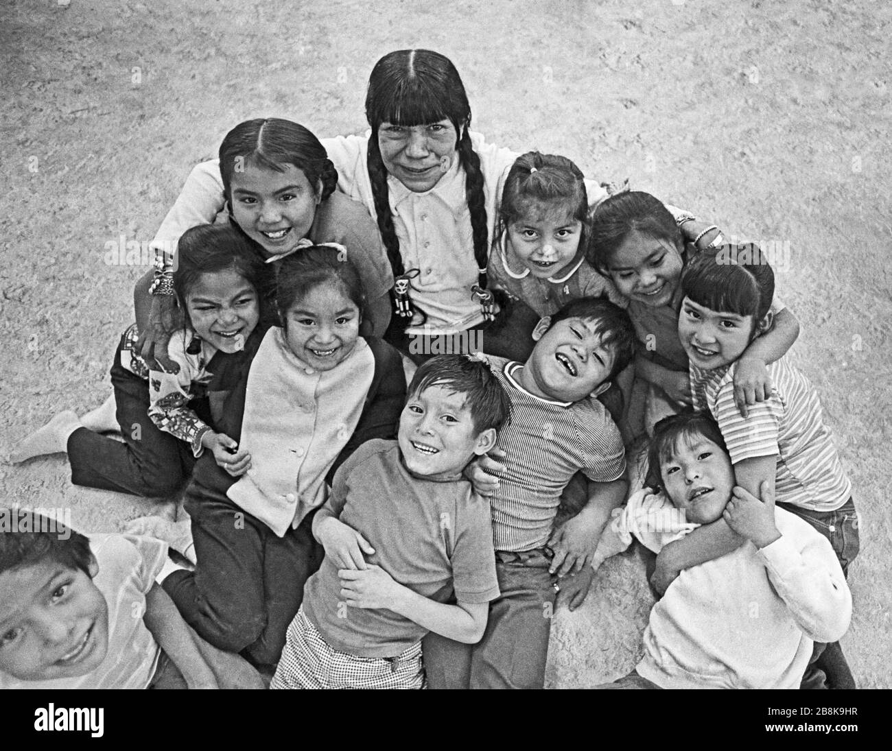 L'insegnante indiana Pueblo Gerry Harvey, con i suoi studenti di seconda classe della scuola indiana Tesuque Pueblo vicino a Santa Fe, New Mexico, circa 1973. Foto Stock