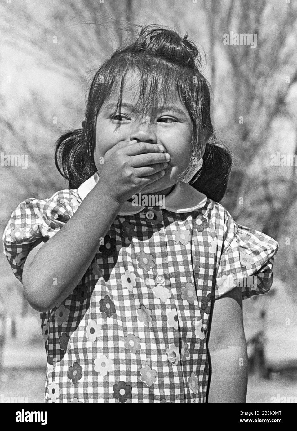 Una giovane ragazza indiana Pueblo di Tesuque Indian Pueblo nel nord del New Mexico, circa 1973. Foto Stock