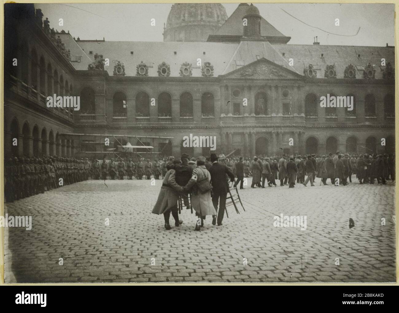 La Invalides. Presentazione delle decorazioni. Feriti guidati da infermieri. Feriti guidati da infermieri nel cortile degli Invalides a uno sconto decorazioni, 7 ° arrondissement, Parigi, durante la seconda guerra mondiale Guerre 1914-1918. Remises des décorations sur l'Esplanade des Invalides, durant la Première Guerre Mondiale. Parigi (VIIème arr.), 1914-1918. Tigre au gélatino-bromure d'argent. Parigi, musée Carnavalet. Foto Stock