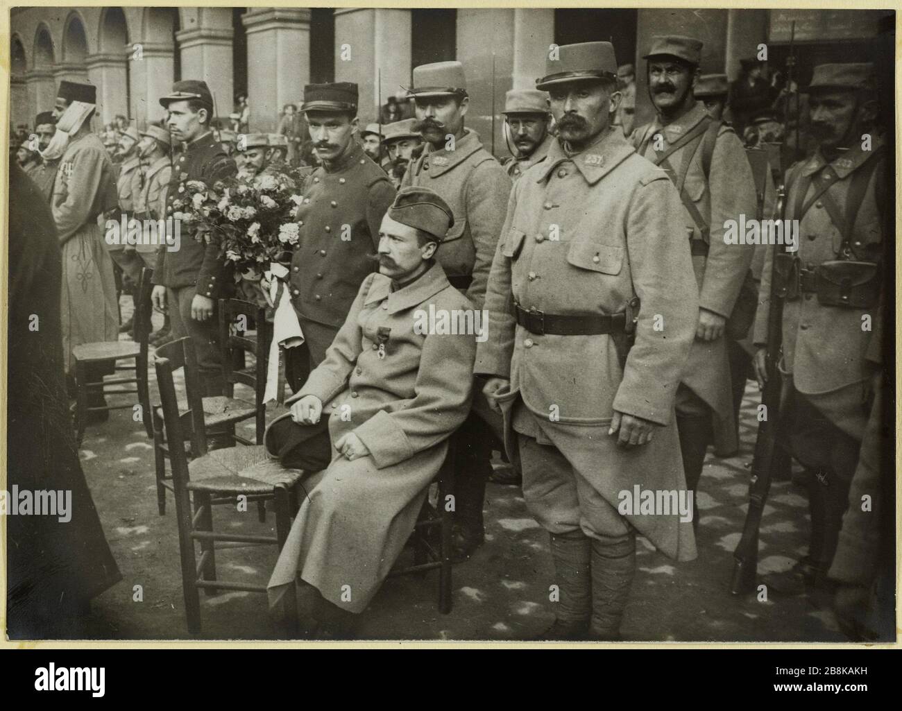 Invalides, decori di sconto. Ferito circondato dai suoi compagni che portano una corona. Soldato ferito circondato dai suoi compagni durante una cerimonia di decorazione nel cortile degli Invalides, 7 ° arrondissement, Parigi, durante la seconda guerra mondiale Guerre 1914-1918. Soldat blessé entouré de ses camarades lors d'une cérémonie de remise de décorations dans la cour des Invalides durant la Première Guerre Mondiale. Parigi (VIIème arr.), 1914-1918. Tigre au gélatino-bromure d'argent. Parigi, musée Carnavalet. Foto Stock