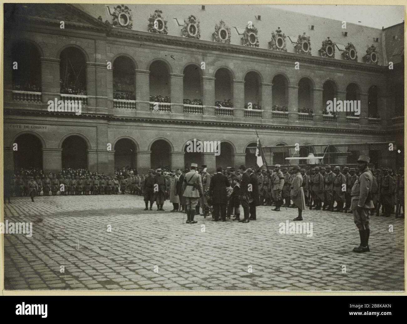 In sconto Invalides- addobbi. Ferito portato, portato da infermieri quando lo decoriamo. Decorazione data ai soldati feriti nel cortile degli Invalides, 7 ° arrondissement, Parigi, durante la seconda guerra mondiale Guerre 1914-1918. Remise de décorations à des soldats blessés dans la cour des Invalides durant la Première Guerre Mondiale. Blessé amené, porté par des Infirmiers au moment où on le décore. Parigi (VIIème arr.), 1914-1918. Tigre au gélatino-bromure d'argent. Parigi, musée Carnavalet. Foto Stock