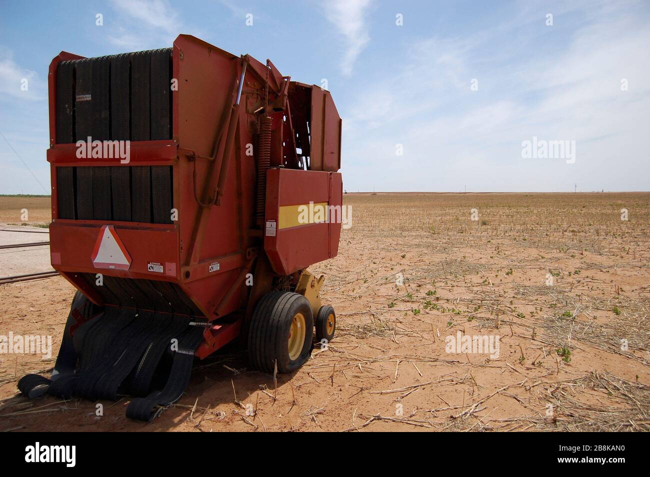 Macchinario di cotone in un campo di fiallow in Texas occidentale Foto Stock