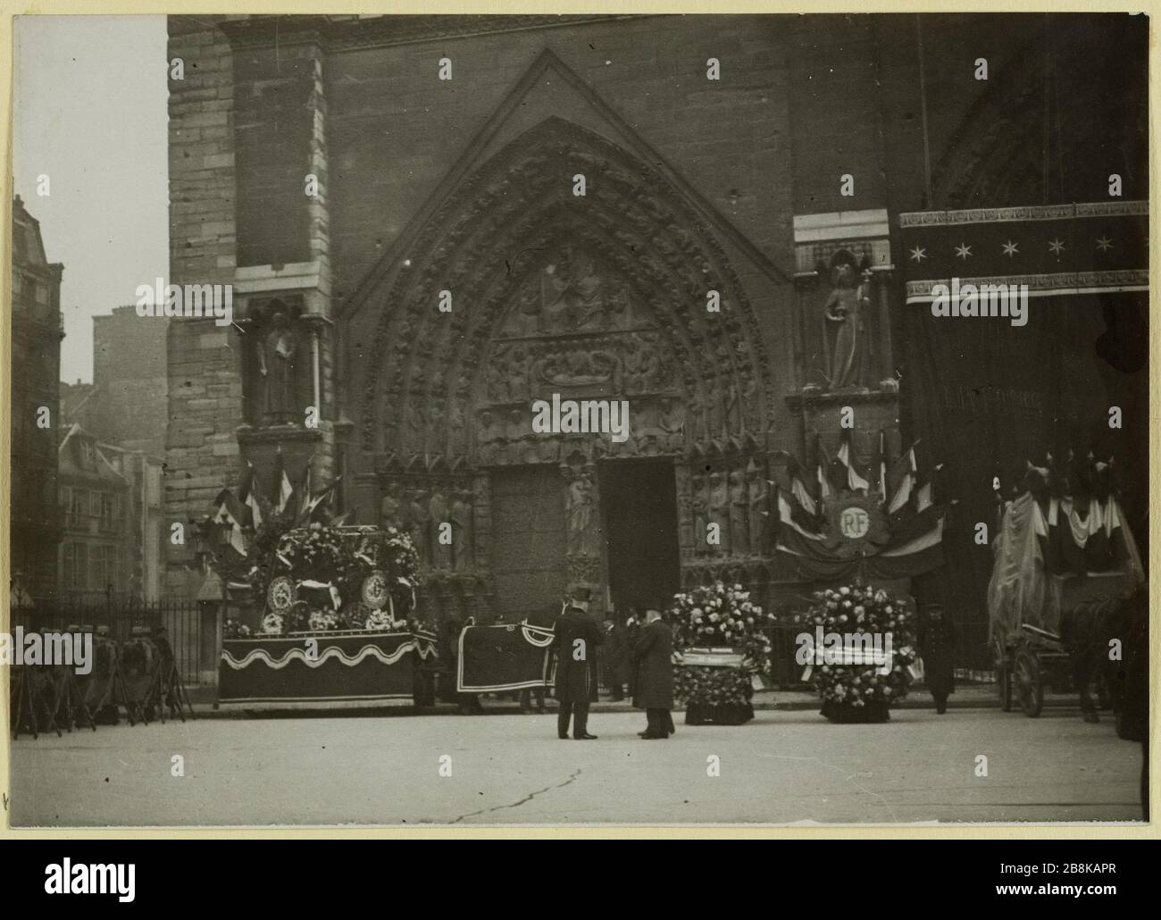 Sepoltura delle vittime di via Tolbiac. Il serbatoio delle corone. Sepoltura di vittime non identificate delle granate di esplosione dello stabilimento situato in Rue de Tolbiac n° 173, la Cattedrale di Notre Dame nel 4 ° distretto di Parigi, Parigi, 17 novembre 1915 Anonyme. Enterrement des victimes de la rue de Tolbiac. Le char de couronnes. Enterrement des victimes non identifiées de l'Explosion de l'usine de granades située au n° 173 de la rue de Tolbiac, à la cathédrale Notre-Dame de Paris, 4ème circondario, Parigi, le 17 novembre 1915. Tigre au gélatino-bromure d'argent. 17 novembre 1915-17 novembre 1915. Parigi, musée Carnavale Foto Stock