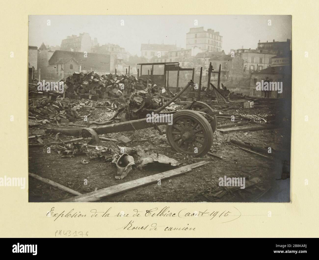 Granate di esplosione di fabbrica situate a 173 rue de Tolbiac, 13 ° arrondissement, Parigi, 20 ottobre 1915 esplosione di strada Tolbiac (agosto 1915). Ruote per camion Guerre 1914-1918. Explosion de l'usine de granades située au 173 rue de Tolbiac. Roue de camion. Parigi (XIII ème arr.), août 1915. Parigi, musée Carnavalet. Foto Stock