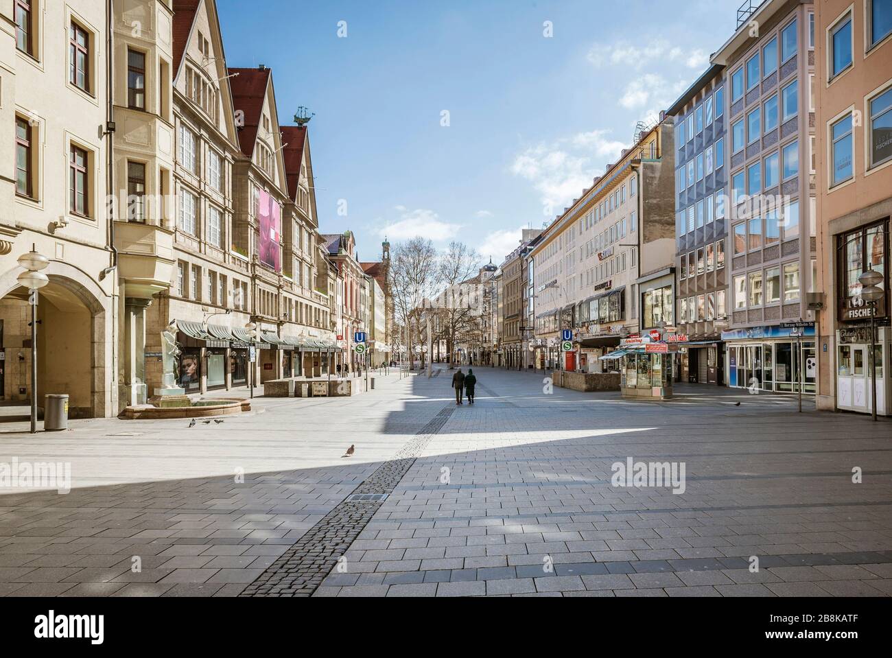 Baviera-Monaco-Germania, 22. März 2020: Poche persone camminano a Kaufingerstrasse a Monaco, che è di solito affollata ma rimane vuota a causa della nuova c Foto Stock