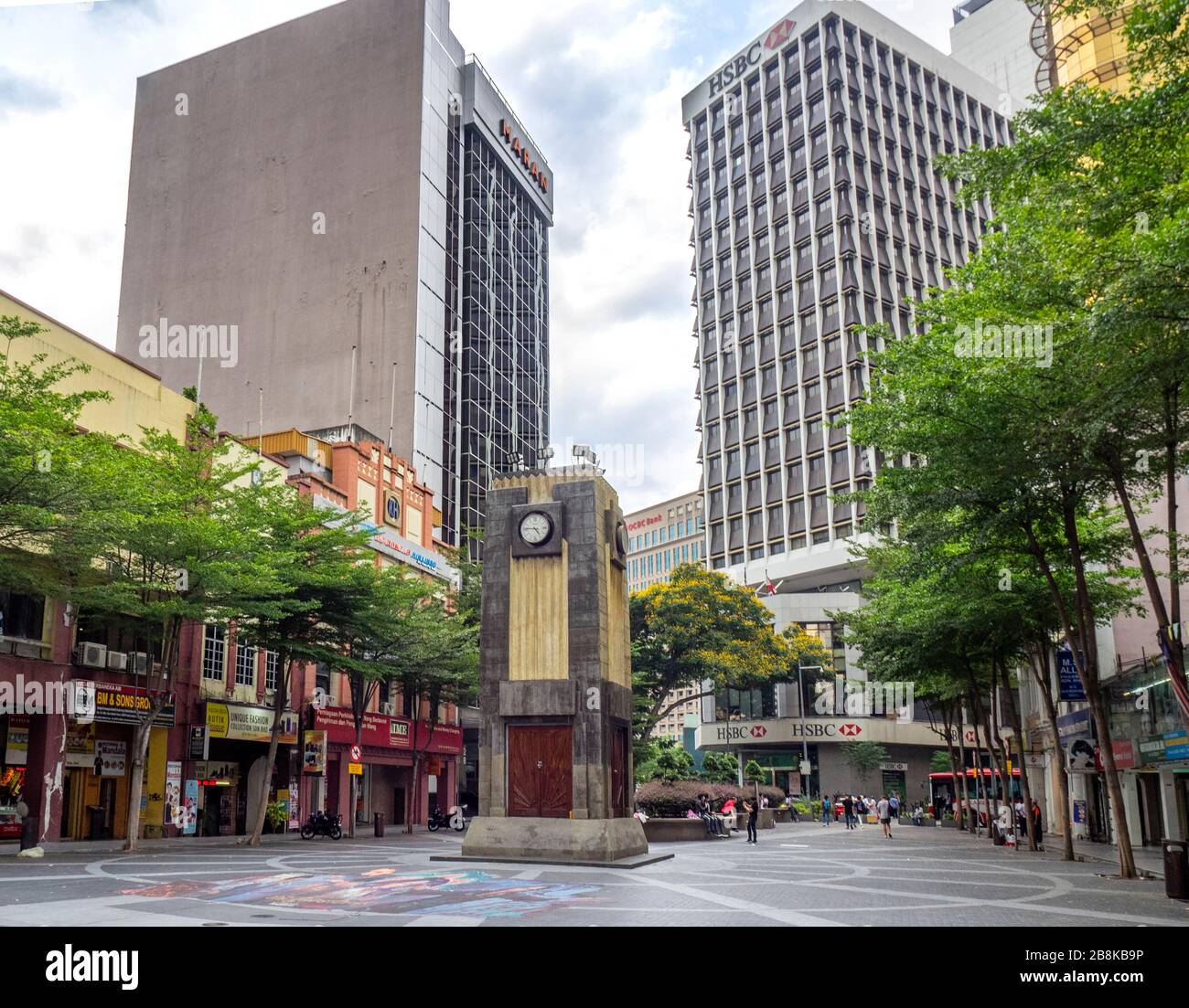 Art deco torre dell'orologio Arthur Oakley Coltman architetto in Medan Pasar Old Market Square Wisma Maran e HSBC edifici Chinatown Kuala Lumpur Malesia. Foto Stock