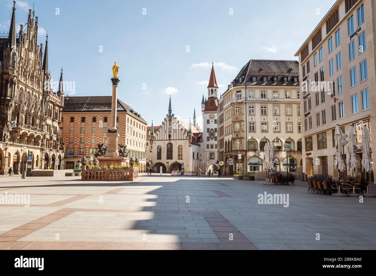 Baviera-Monaco-Germania, 22. März 2020: Strade vuote a Marienplatz, Monaco di Baviera a causa della chiusura a causa del virus corona Foto Stock