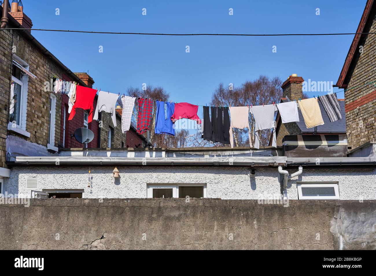Lavaggio appeso al di fuori di una casa nella città di Dublino, Irlanda. Foto Stock