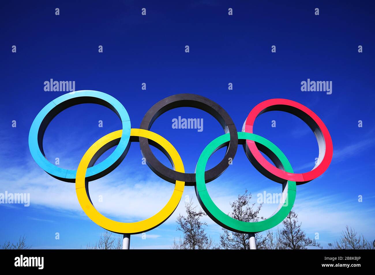 Una visione generale degli anelli olimpici vicino al Queen Elizabeth Olympic Park di Londra, dopo che Global Athlete ha aggiunto la sua voce a coloro che chiedono che le Olimpiadi di Tokyo siano rinviate quest'estate a causa dell'epidemia di coronavirus. Foto Stock