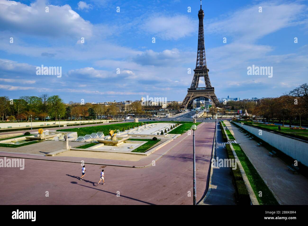 Francia, Parigi, i giardini del Trocadéro di fronte alla Torre Eiffel durante il contenimento di Covid 19 Foto Stock
