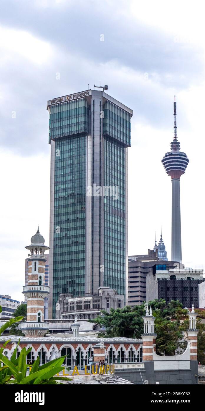 Wisma Lee Rubber Office Tower KL Tower Jamek Mosque Kuala Lumpur Malesia. Foto Stock