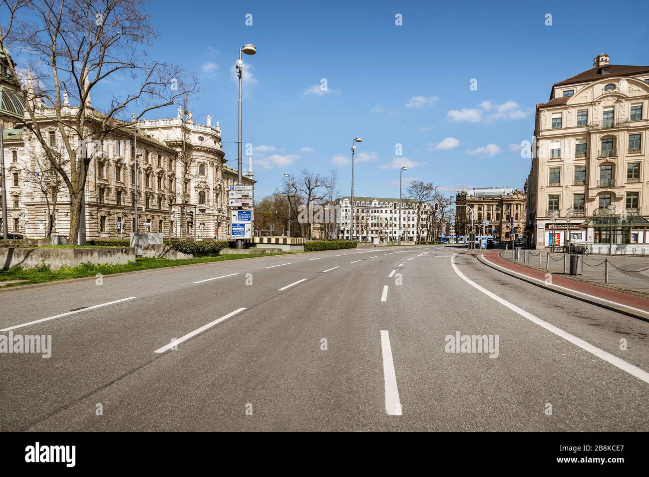 Baviera-Monaco-Germania, 22. März 2020: Strade vuote al Karlsplatz Stachus di Monaco a causa della chiusura a causa del virus corona Foto Stock