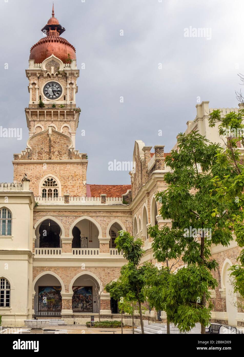 Torre centrale con cupola di rame a cipolla presso il Sultan Abdul Samad Building Kuala Lumpur Malesia. Foto Stock