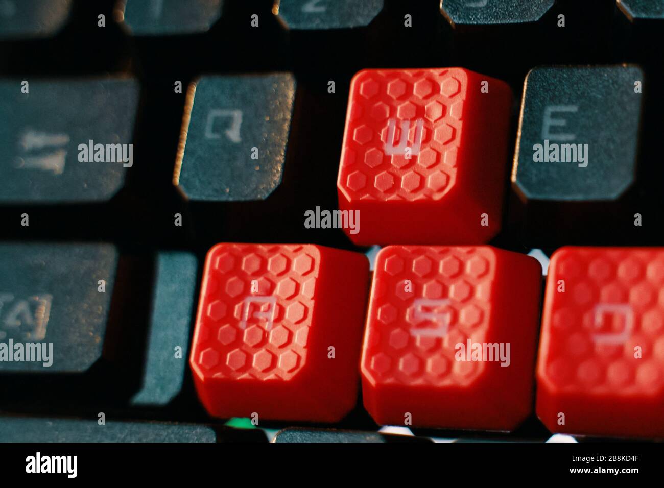 Tastiera per giochi. Tastiera per computer portatile con pulsante rosso. Foto Stock