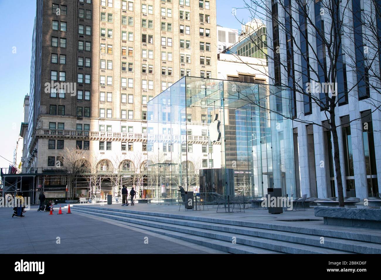 L'ingresso a cubo di vetro presso l'iconico flagship store di Apple sulla 5th Avenue a New York City. Foto Stock