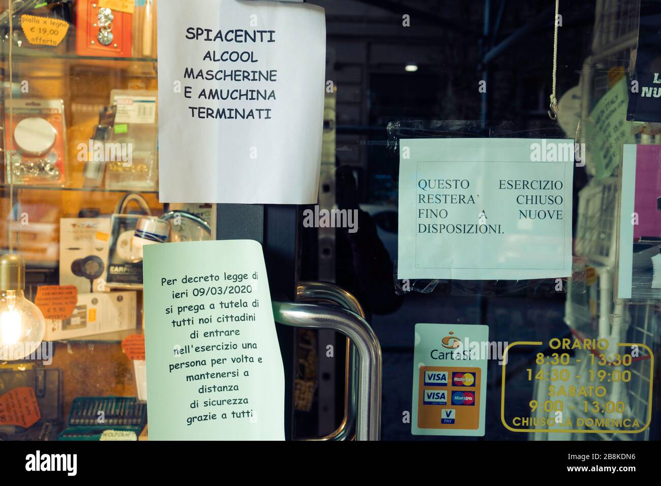 Avvisi in un negozio chiuso: Non c'è alcool, non ci sono maschere (Roma al momento di Covid 19) Foto Stock