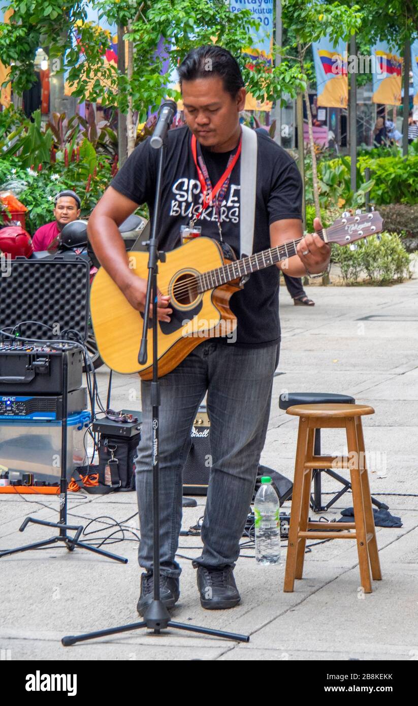 Chitarrista della Space Band che si esibisce sul marciapiede di Jalan Tuanku Abdul Rahman Street Kuala Lumpur Malaysia Foto Stock