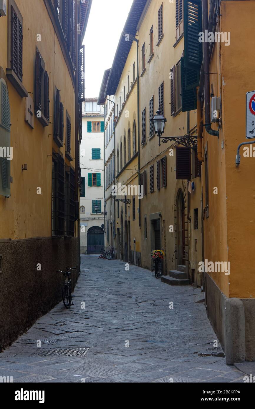 Strade strette ed edifici a Firenze Firenze italia Foto Stock