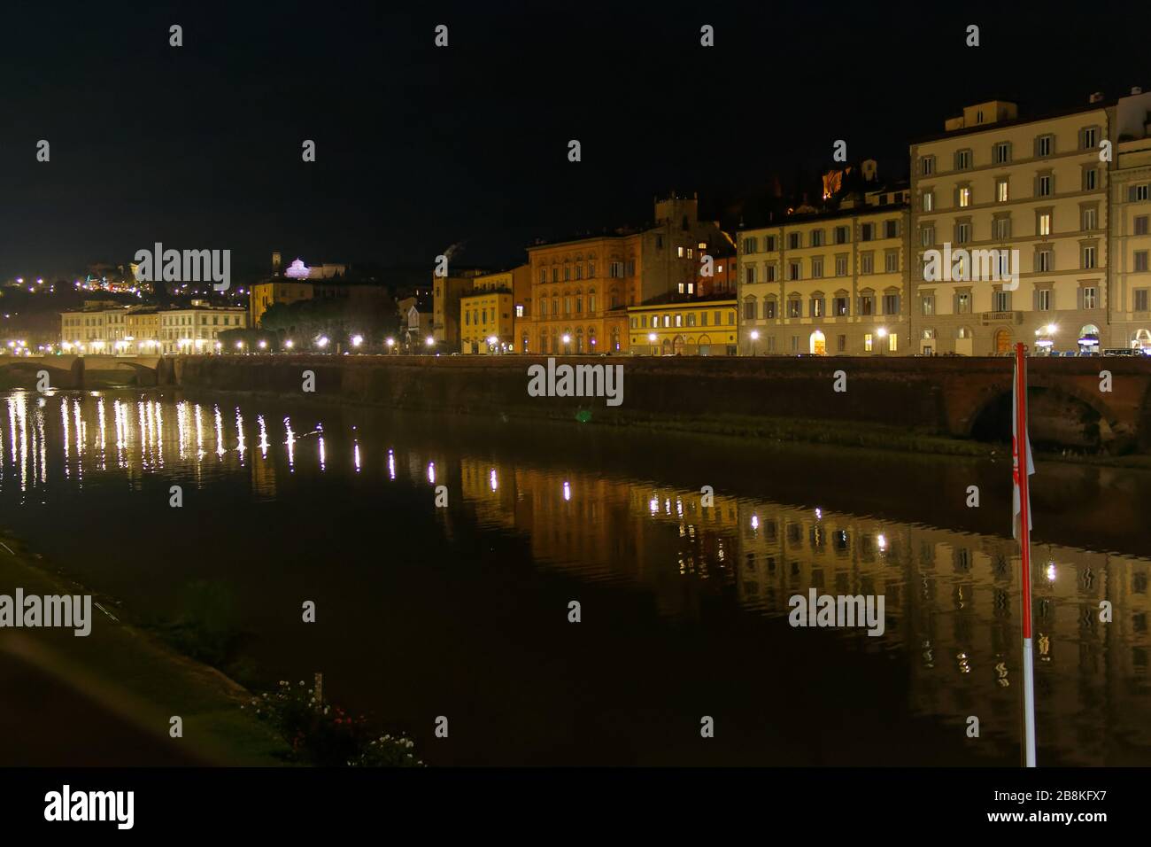 Firenze Firenze fiume Arno di notte in Italia; Foto Stock