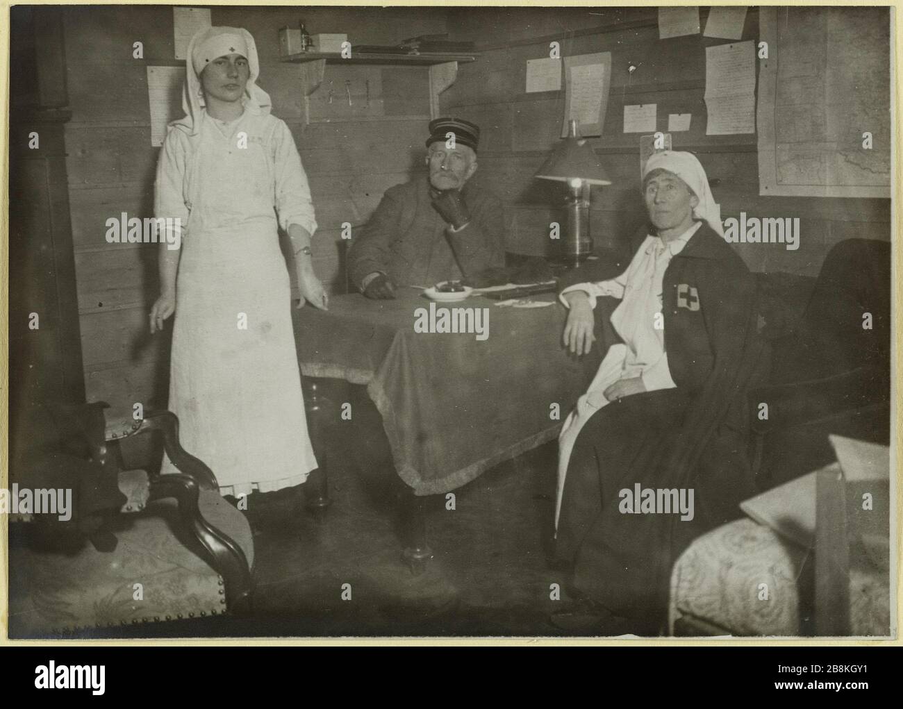 Mensa installata per salvare i feriti alla Gare du Nord: Infermieri. Infermieri nella mensa della stazione Nord sviluppata per ricevere i feriti, 10 ° arrondissement, Parigi, 1914-1918 Anonyme. Le Cantine installée pour secourir les blessés à la gare du Nord : les infirmières. Infirmières dans la cantine de la gare du Nord aménagée pour recevoir les blessés, 10ème circondario, Parigi, 1914-1918. Tigre au gélatino-bromure d'argent. 1914-1918. Parigi, musée Carnavalet. Foto Stock