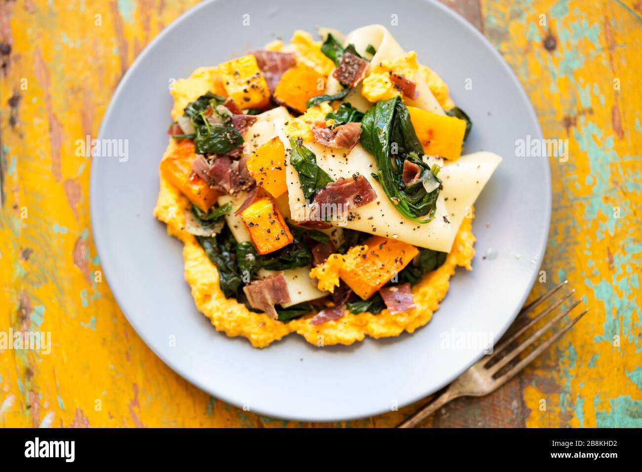 Lasagne aperte, spinaci, zucca, pancetta Foto Stock