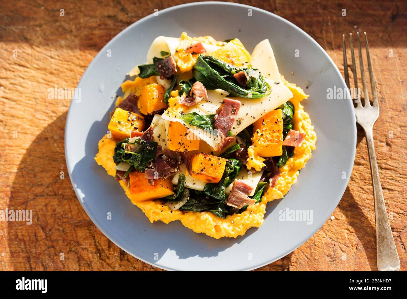 Lasagne aperte, spinaci, zucca, pancetta Foto Stock