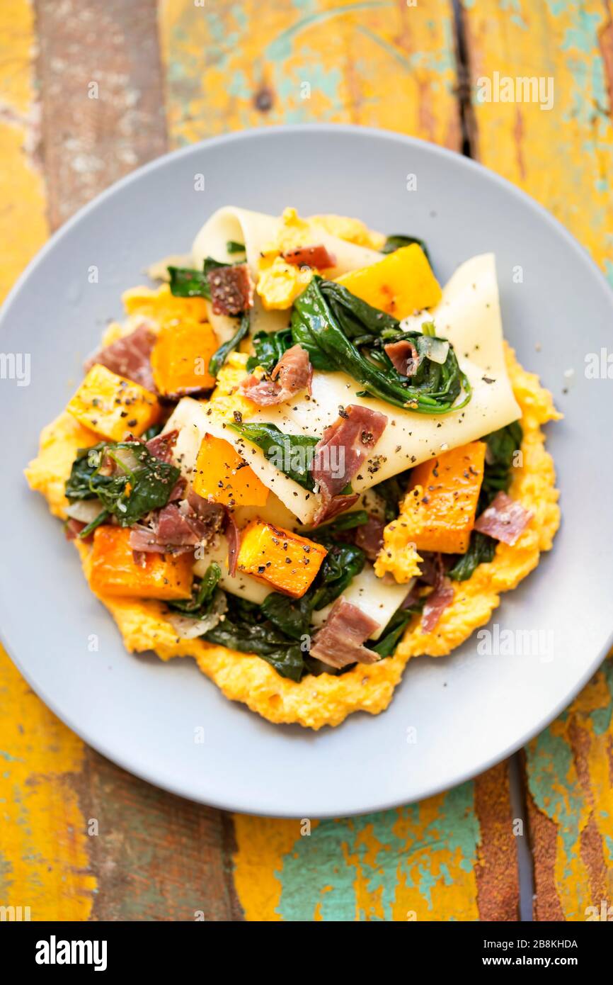 Lasagne aperte, spinaci, zucca, pancetta Foto Stock