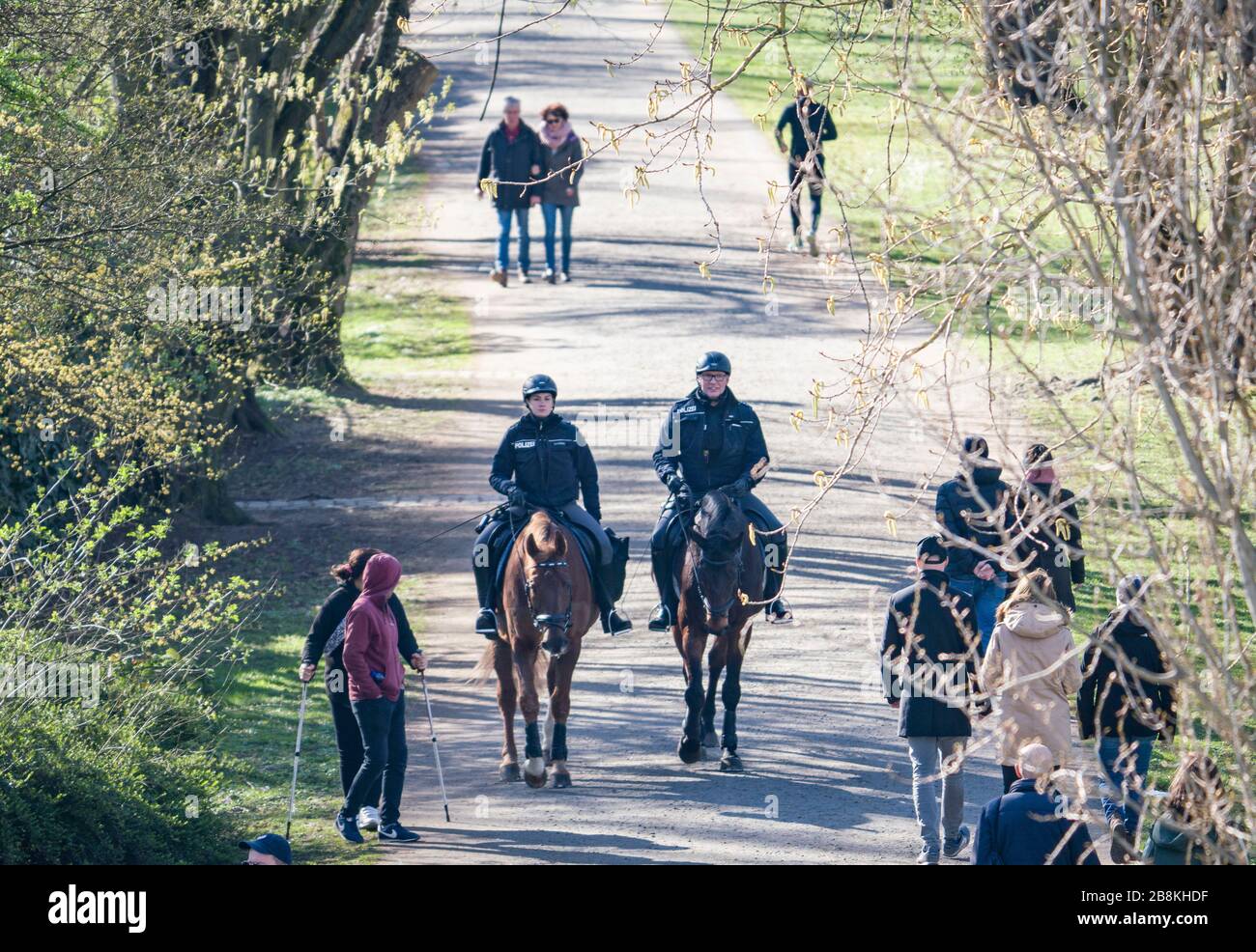 22 marzo 2020, Hessen, Francoforte sul meno: I poliziotti montati sono in viaggio lungo la riva del fiume meno e si preoccupano che non sorgano folle di più di cinque persone per limitare il rischio di infezione con il coronavirus. Foto: Frank Rumpenhorst/dpa Foto Stock