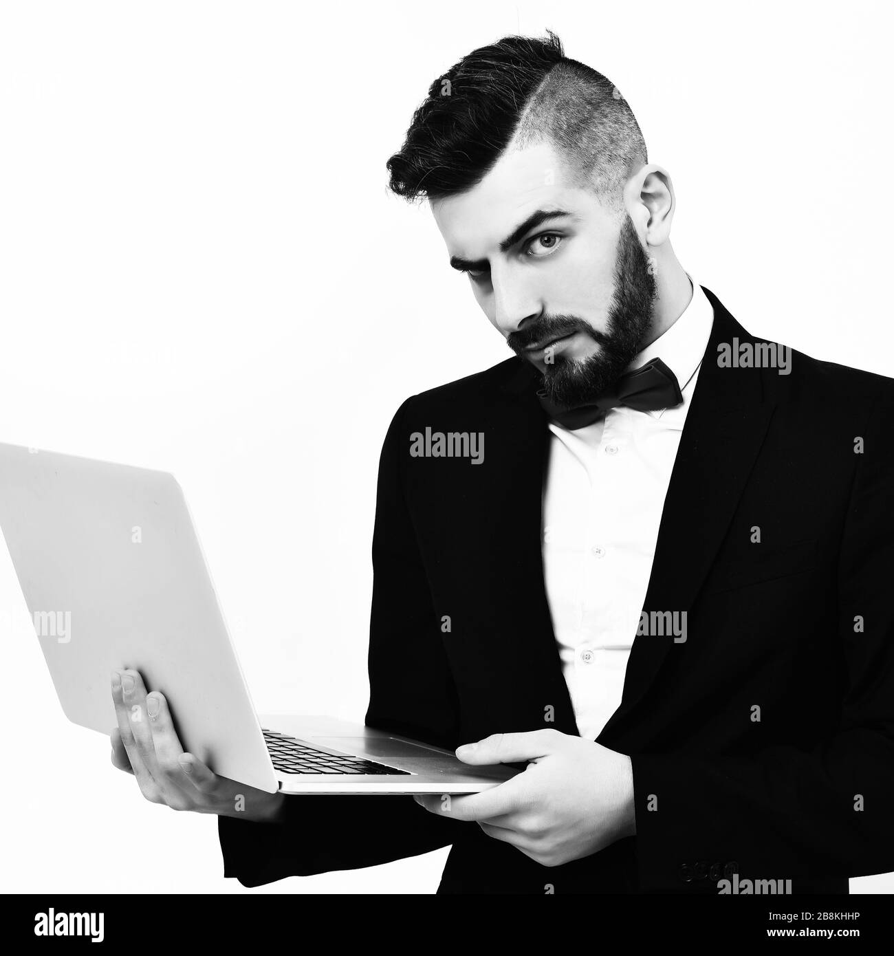 Taglio di capelli uomo, stile moderno. Primo piano ritratto del modello  maschile con capelli lunghi. Concetto di salute e cura dei capelli. Uomo  con barba e baffi, guarda Foto stock - Alamy