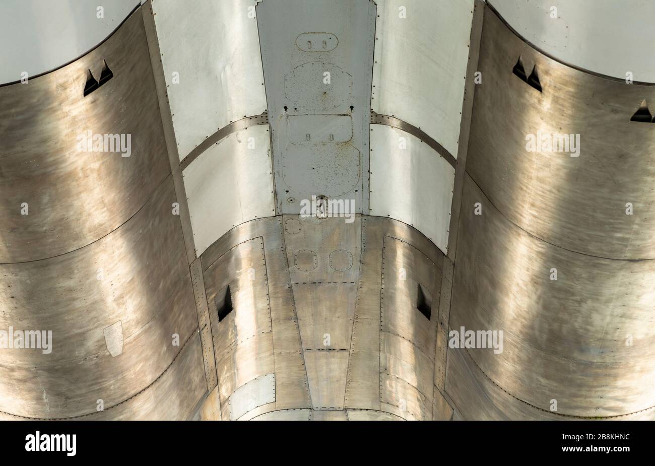 L'immagine mostra la vista dal basso di una macchina per passeggeri Tuplolev Foto Stock