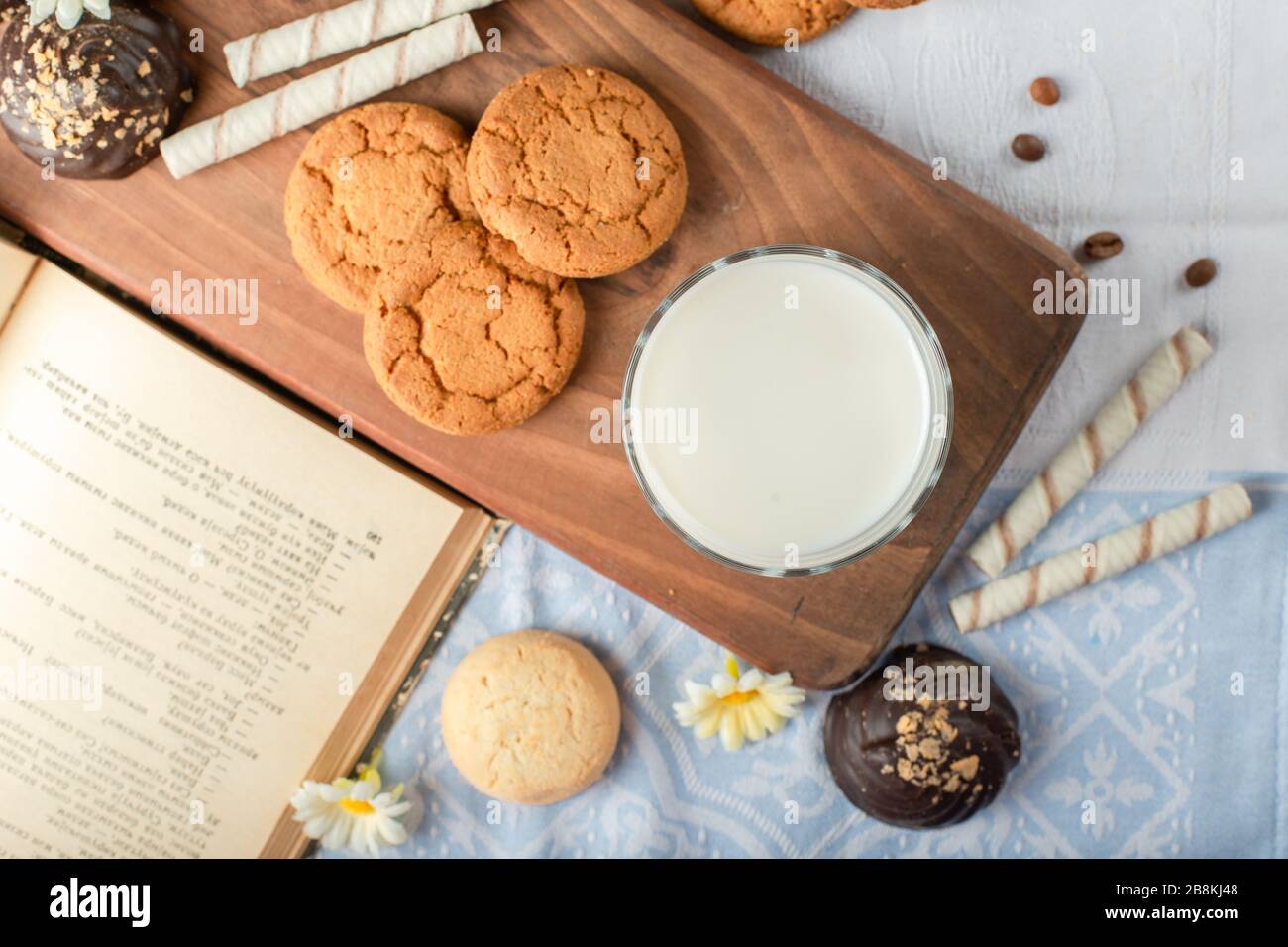 Biscotti dolci al burro e una tazza di latte. Vista dall'alto Foto Stock