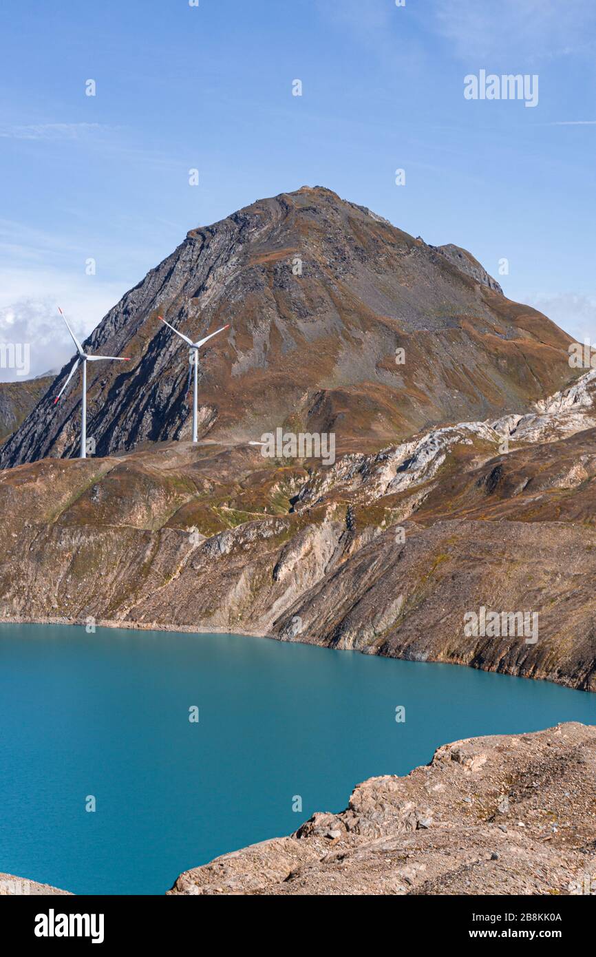 Uno dei tanti laghi di alta quota delle Alpi, al confine tra Italia e Svizzera, vicino alla città di Riale. Foto Stock