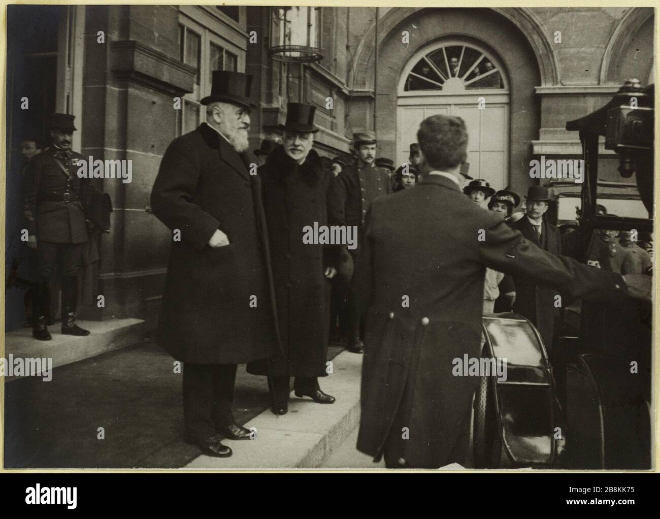 Conferenza Allied (marzo 1916) il sig. Baron e il sig. Bourgeois. Il Jonnino Bourgeois e il Sig. Baron alla Conferenza degli Alleati, Ministero degli Affari Esteri, Quai d'Orsay, 7 ° arrondissement, Parigi, 27-29 marzo 1916 Anonyme. Conférence des Alliés (marzo 1916) Sig. Le baron Jonnino et Sig. Bourgeois. Le Baron Jonnino et Monsieur Bourgeois à la Conférence des Alliés, Ministère des Affaires étrangères, quai d'Orsay, 7ème circondario, Parigi, les 27-29 Mars 1916. Tigre au gélatino-bromure d'argent. 27 mars 1916-29 mars 1916. Parigi, musée Carnavalet. Foto Stock