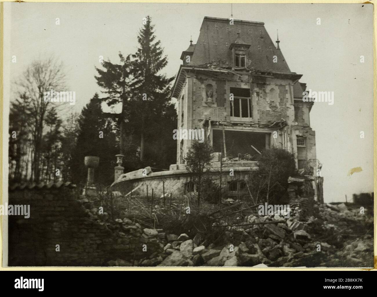 Poincaré Sampigny Villa dopo il bombardamento. Villa il Presidente della Repubblica francese Raymond Poincaré dopo il bombardamento, Sampigny, Lorena, durante la prima guerra mondiale Anonyme. Sampigny Villa de Monsieur Poincaré après le bombardement. Villa du Président de la République française Raymond Poincaré après le bombardiere, Sampigny, Lorena, durant la Première Guerre mondiale. Tigre au gélatino-bromure d'argent. 1914-1918. Parigi, musée Carnavalet. Foto Stock