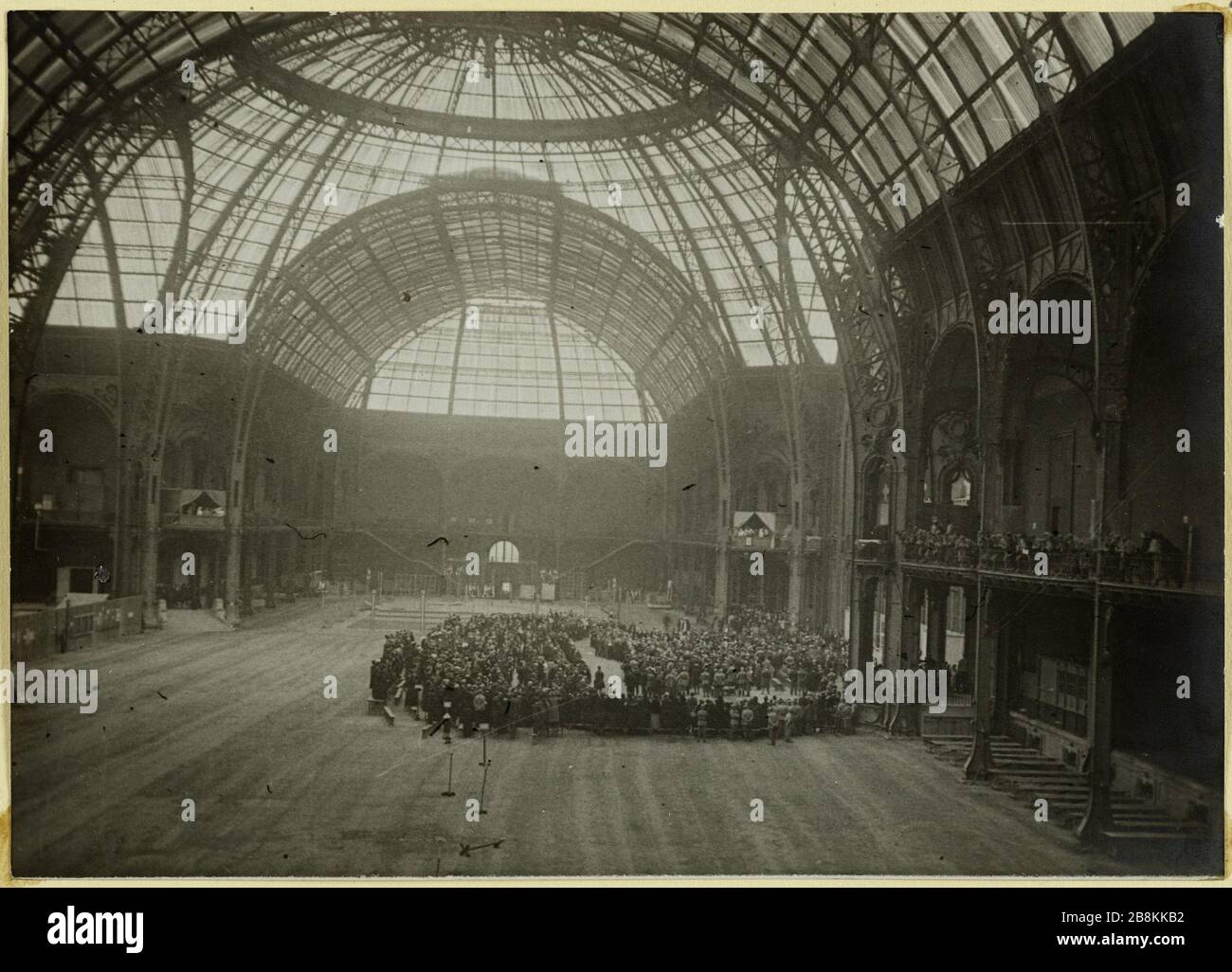 Recensione 14 luglio 1916: Destino del Presidente del grande palazzo. Il Presidente della Repubblica francese Raymond Poincaré lascia la cerimonia di morte dei diplomi per le famiglie delle Patria presso la Grande Sala, 8 ° arrondissement, Parigi, 14 luglio 1916. Anonyme. Revue de 14 juillet 1916 : le président sort du Grand palais. Le Président de la République française Raymond Poincaré sort de la remise des diplômes de Mort pour la Patrie aux familles, au Grand Palais, 8ème circondario, Parigi, le 14 juillet 1916. Tigre au gélatino-bromure d'argent. 14 juillet 1916-14 juillet 1916. Parigi, musée Carnavalet. Foto Stock
